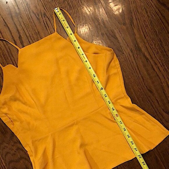 ELODIE Women’s Gold Scalloped Peplum Tank Top Sz Medium NWT - Picture 8 of 12